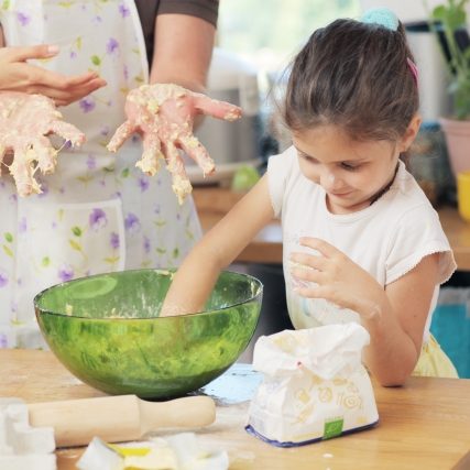 子どもと一緒におやつ作り