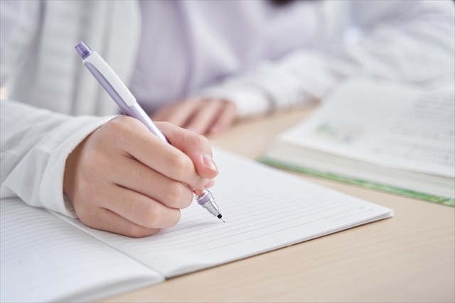 勉強がはかどる 昼光色 昼白色 電球色 お勉強部屋に適した照明はどれ すこやかlife Byお名前シール工場